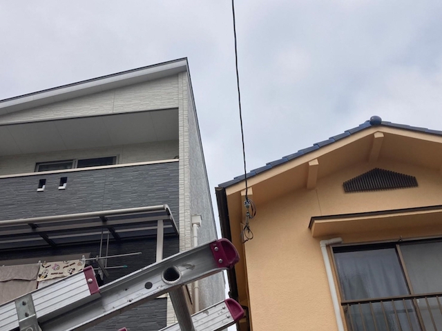 八尾市にて飛び込み営業に屋根の部品が飛んでいると指摘され確認したところ何も問題がなかったケース